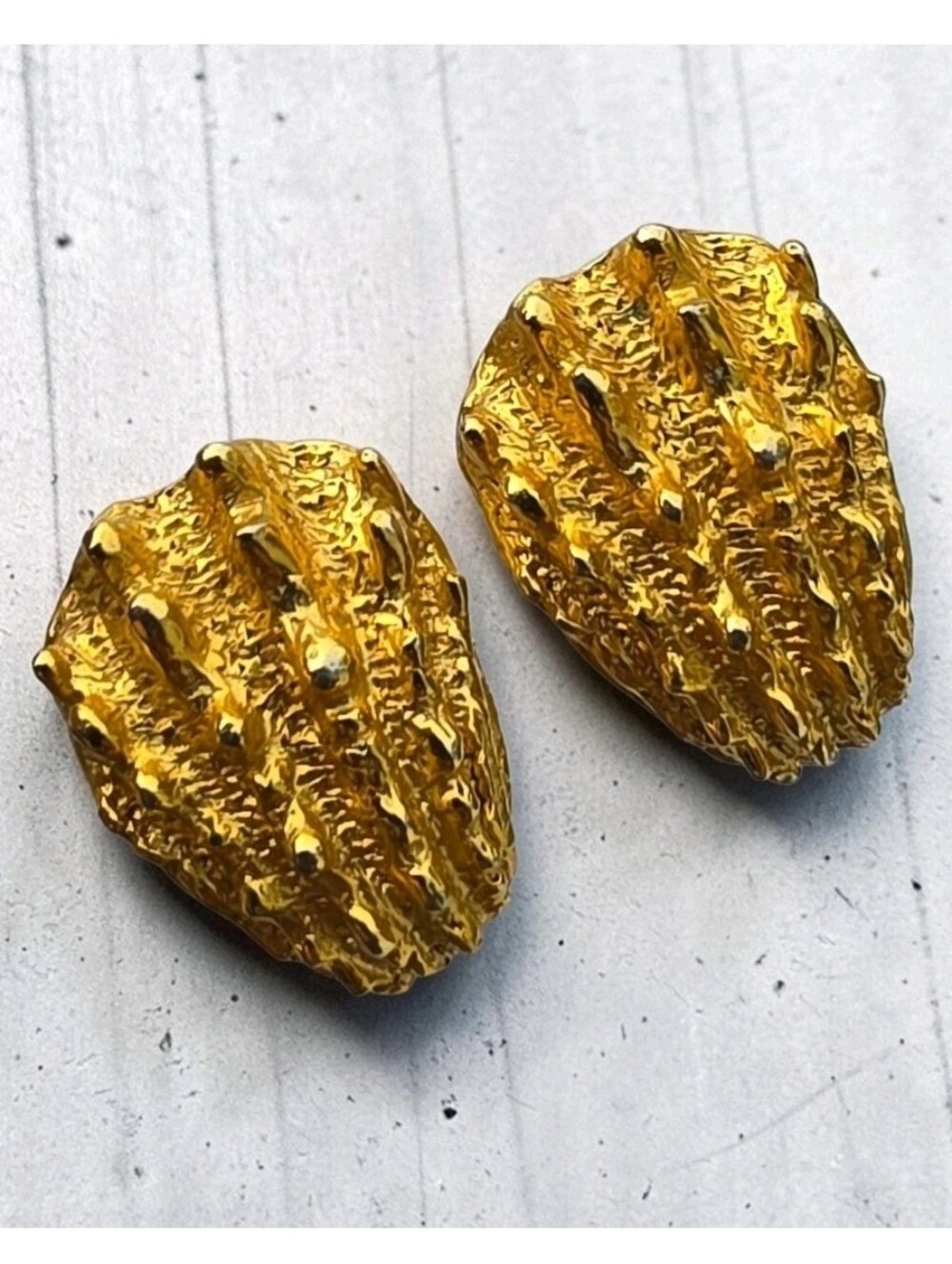 Vintage Signed Castlecliff Textured Sea Shell Clip On Statement Earrings